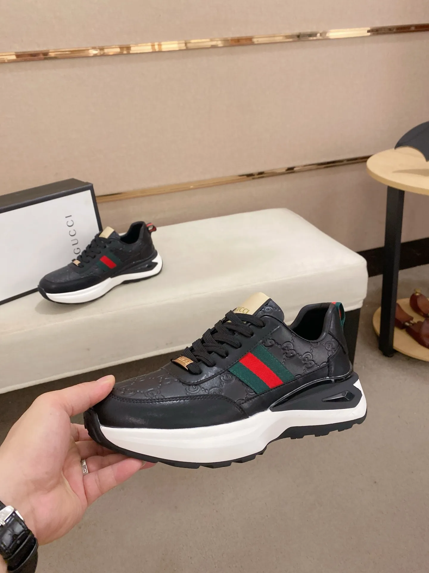 Men's shoes 💰 462💰The new GUCCI (Gucci) counters are launched simultaneously. The new men's shoes, 😘fabrics are selected from imported cowhide, and the lining is sheepskin lining. 👍🏿 High-end ☄️ air-cushion molded anti-slip rubber outsole, exquisite lines, simple and elegant, comfortable and high-end for leisure travel. Code number: 38 to 44 (45 can be customized and cannot be returned or exchanged)
